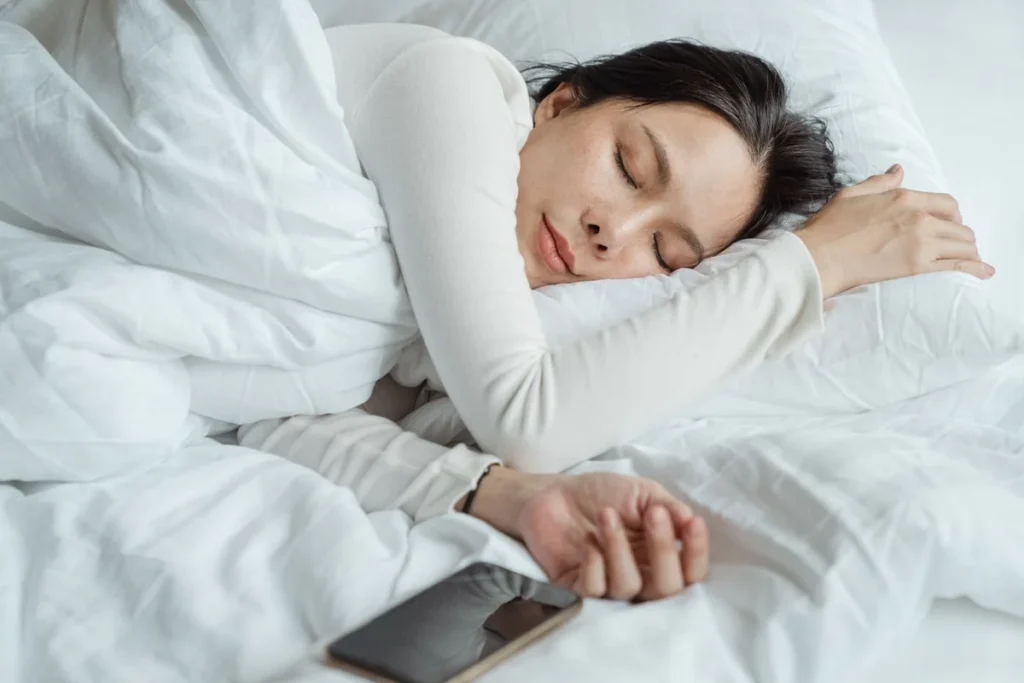 失眠不一定只是壓力大：睡眠紀錄、生活調整與就醫時機：授權照片情境示意
